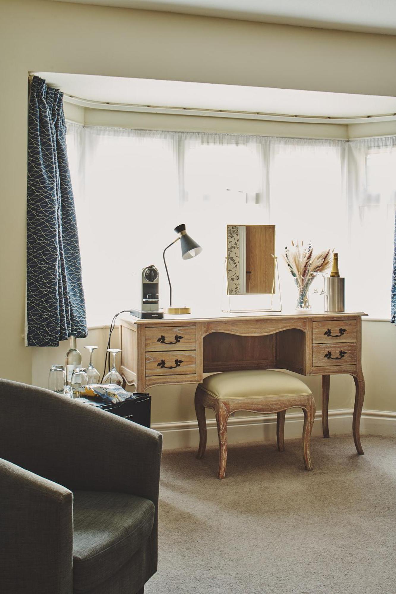 The Lansdowne Guest House Буртон-он-те-Уотер Экстерьер фото A dressing table