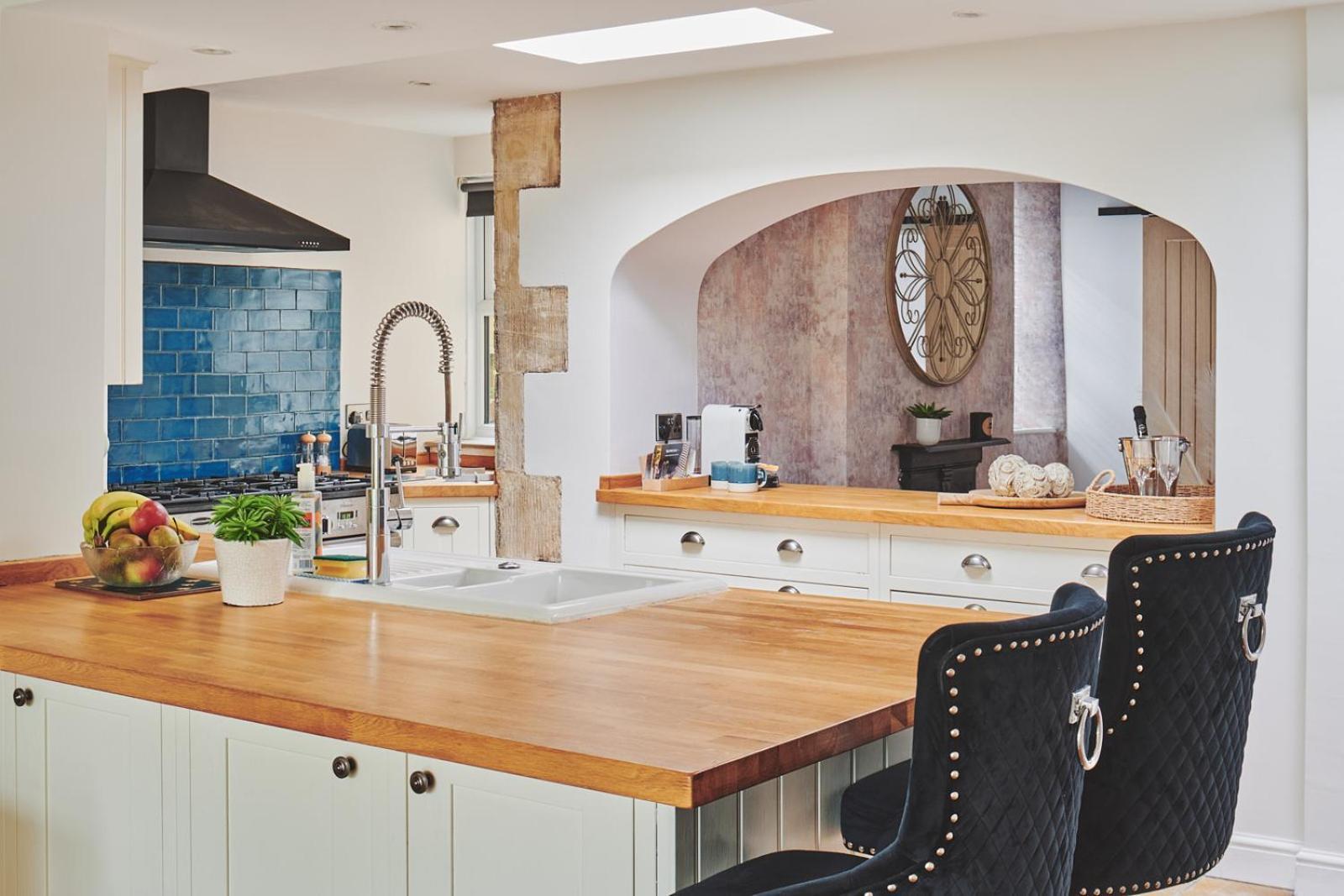 The Lansdowne Guest House Буртон-он-те-Уотер Экстерьер фото A kitchen with a pass-through