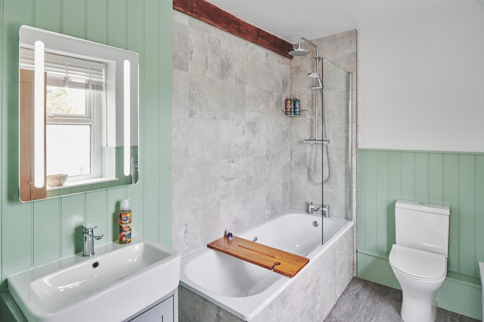 The Lansdowne Guest House Буртон-он-те-Уотер Экстерьер фото Bathroom with shower over bath