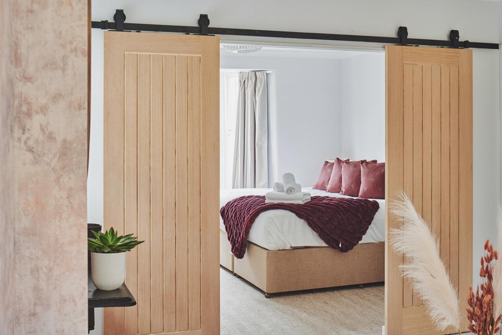 The Lansdowne Guest House Буртон-он-те-Уотер Экстерьер фото Sliding barn doors