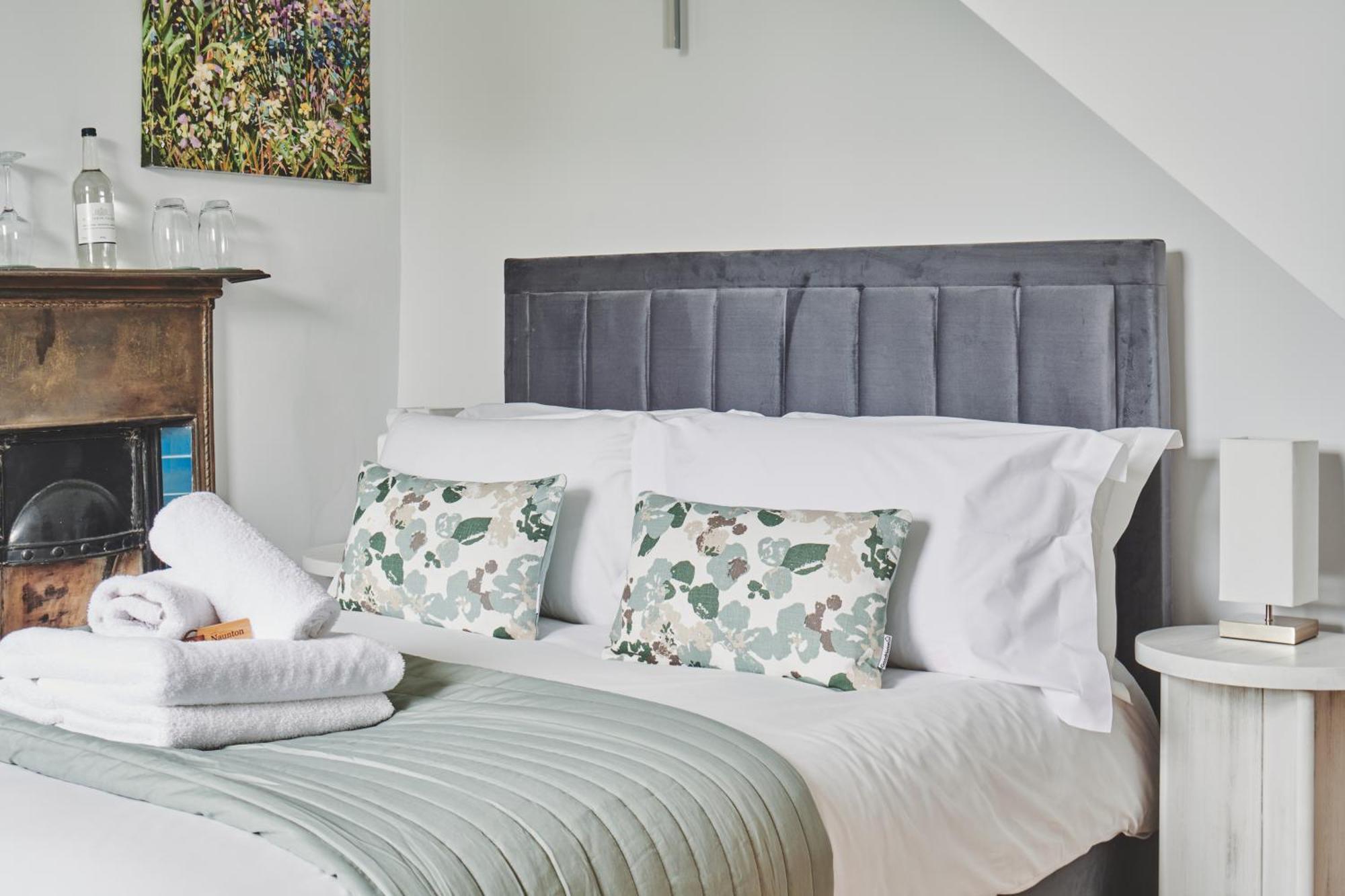 The Lansdowne Guest House Буртон-он-те-Уотер Экстерьер фото A bed with a headboard