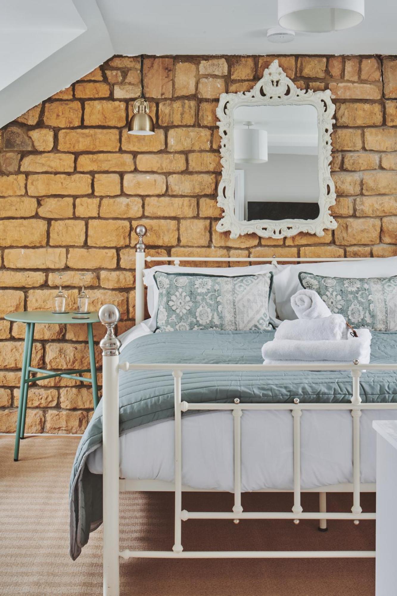 The Lansdowne Guest House Буртон-он-те-Уотер Экстерьер фото A bed with a duvet